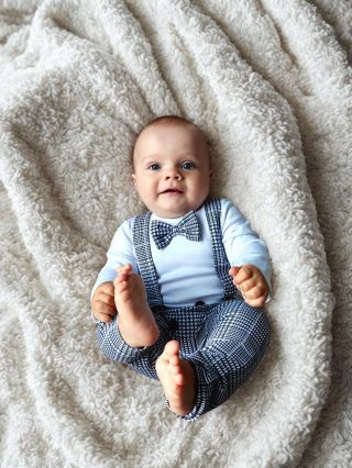 Krásny slávnostný komplet pre najmenších. Ideálny na fotenia, oslavy či krstiny. Súčasťou je body s dlhým rukávom a...