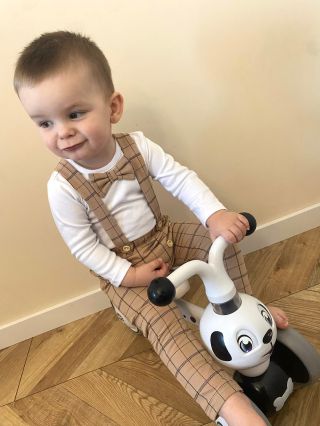 Béžový károvaný komplet pre najmenších 👶 Súčasťou kompletu je body s dlhým rukávom a našitým motýlikom, nohavice s trakmi,...