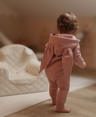 Doskladnili sme aj tento krásny ružový zajko overal od značky I love milk 🤍 Veľkosti: 50-92 Cena: 27,90€